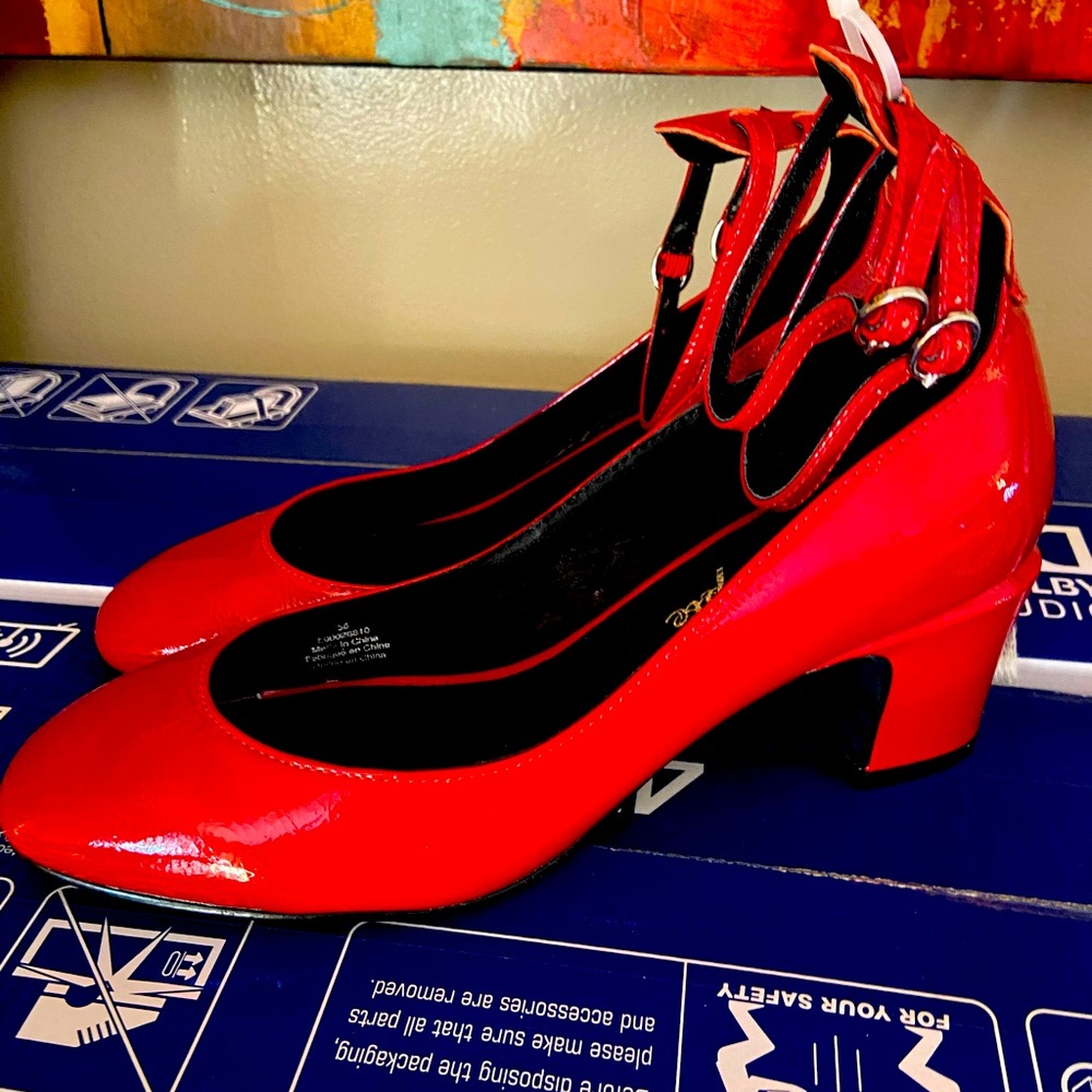 Women chunky pumps.